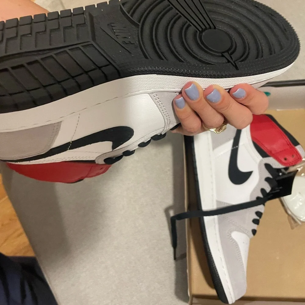 New Jordan 1 Retro High. “Light Smoke Grey” - Picture 7 of 7